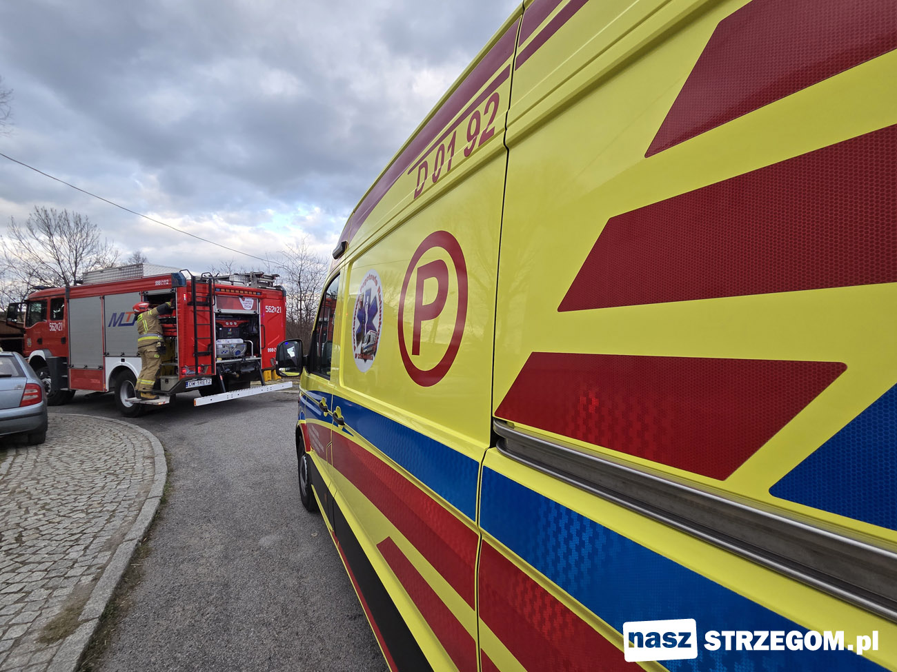 Od płonącej trawy zapalił się garaż. Jedna osoba poszkodowana [FOTO] 